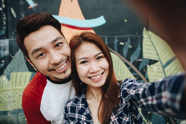 Casal feliz tomando selfie juntos