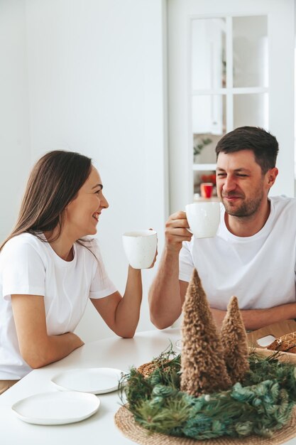 Casal feliz tomando um café da manhã de Natal