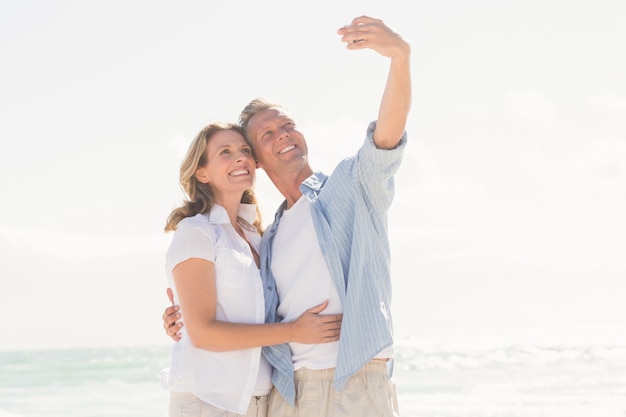 Casal feliz tomando um selfie