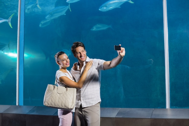 Foto casal feliz tomando um selfie