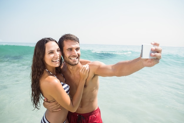 Casal feliz tomando um selfie