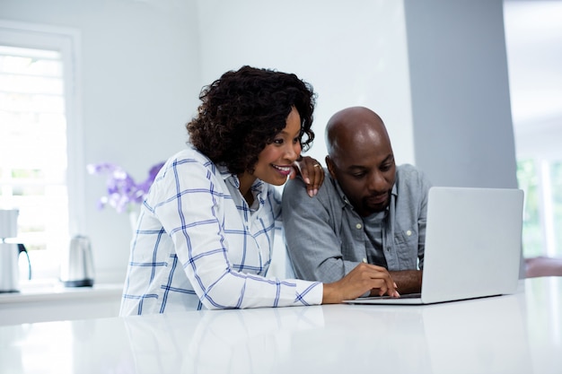 Casal feliz usando laptop
