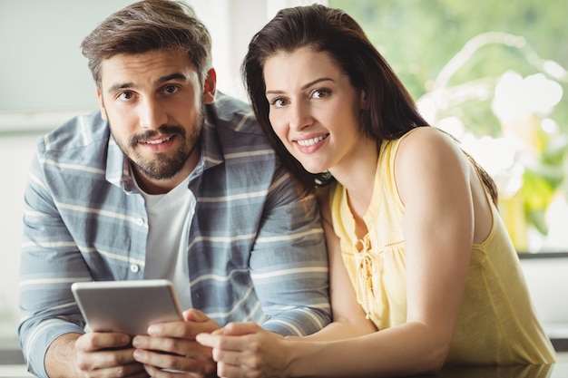 Casal feliz usando tablet digital