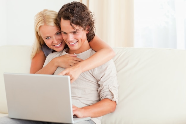 Casal feliz usando um caderno