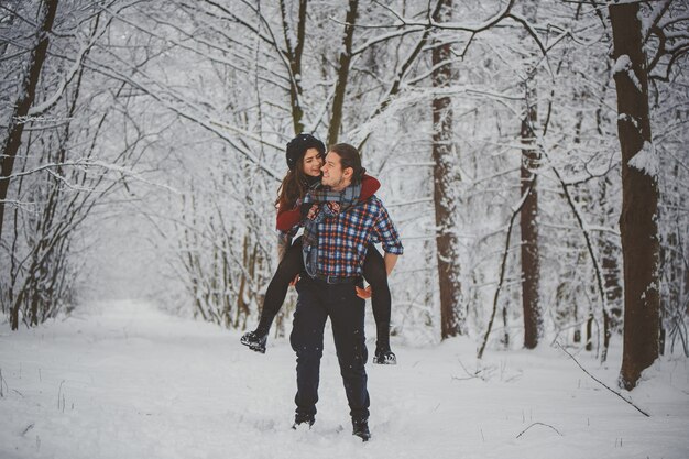 Casal feliz viagens de inverno