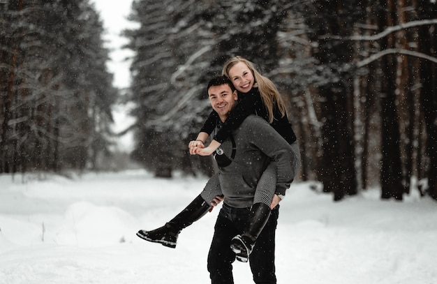 Casal feliz viagens de inverno