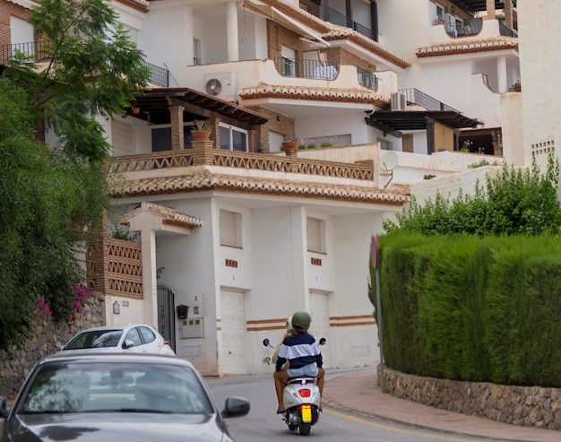 Casal feliz viajando de moto. Conceito de viagem