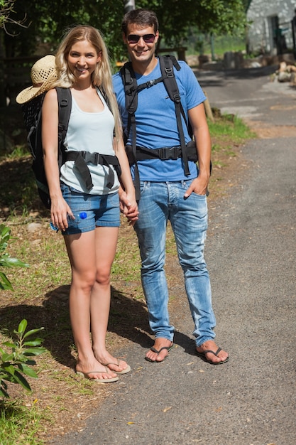 Foto casal feliz viajando juntos