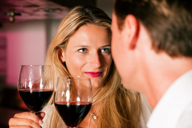 Casal flertando no bar do hotel