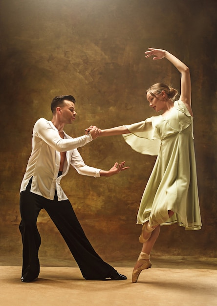 Foto casal flexível jovem dança moderna posando no estúdio.