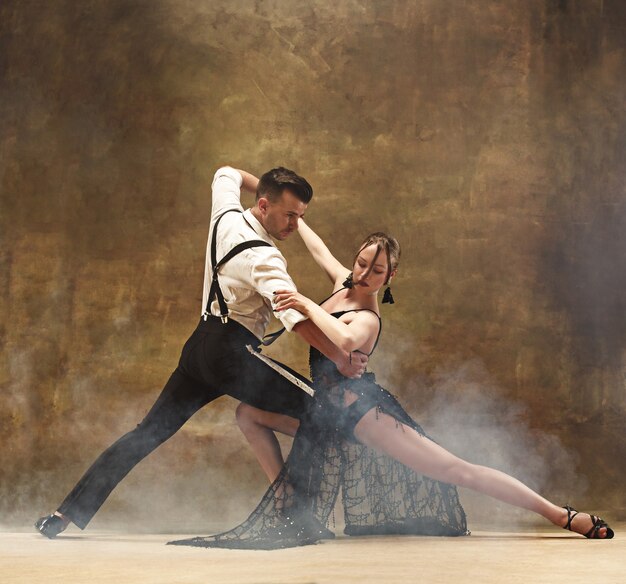 Foto casal flexível jovem dança moderna posando no estúdio.