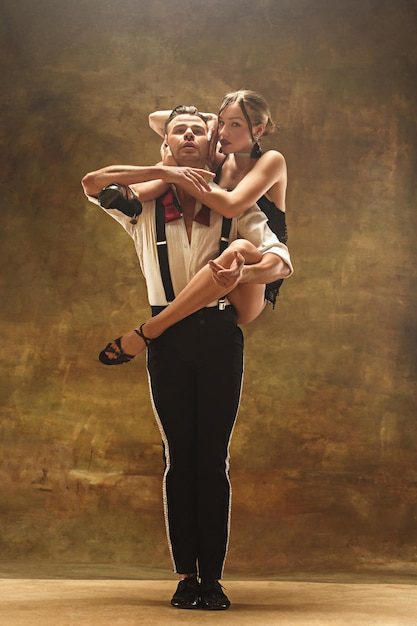 Foto casal flexível jovem dança moderna posando no estúdio.