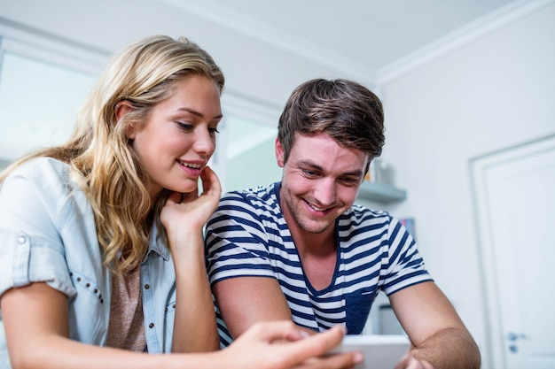 Casal focado usando smartphone em casa