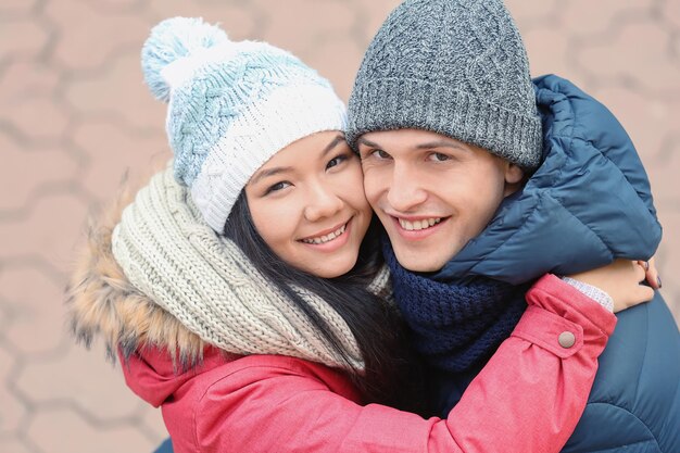 Casal fofo com roupas quentes ao ar livre