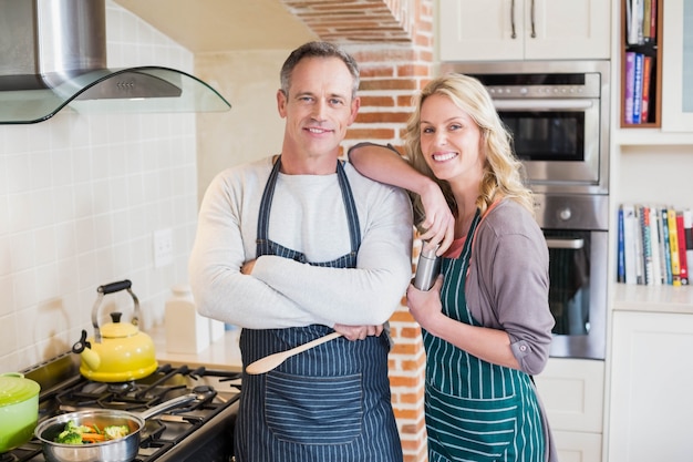 Casal fofo cozinhando na cozinha