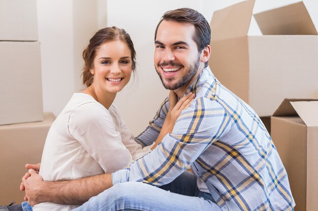 Casal fofo sentado no chão