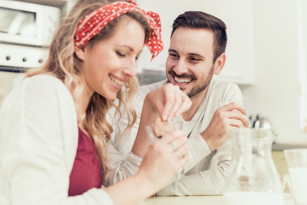 Casal fofo tomando café da manhã em casa