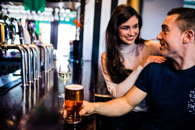 Casal fofo tomando uma bebida em um bar