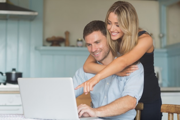 Casal fofo usando laptop juntos