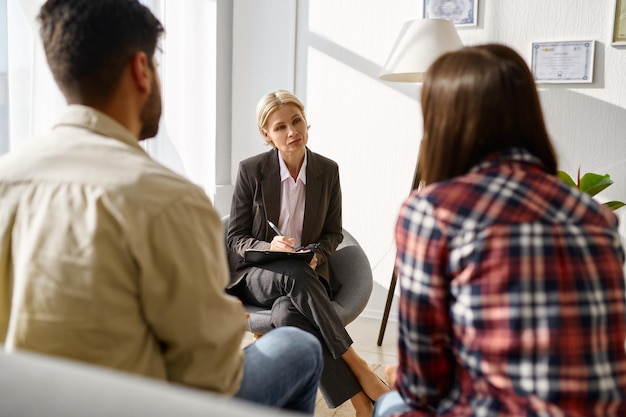 Foto casal frustrado infeliz discutindo problemas de relacionamento no escritório de psicólogos