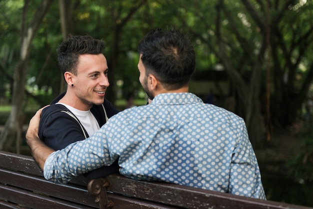 Casal gay amor conceito ao ar livre
