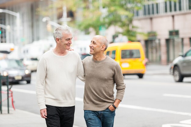 Casal gay andando em nova york