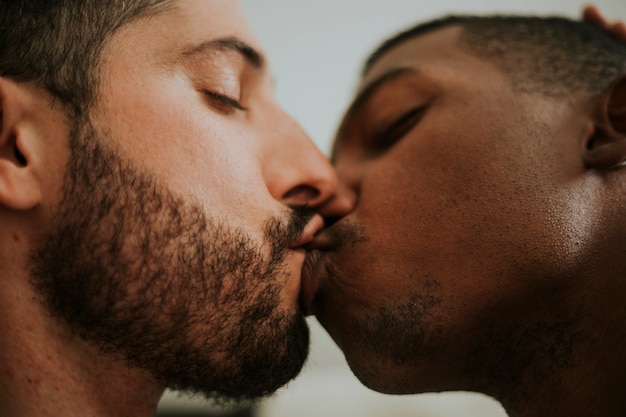 Foto casal gay apaixonado fazendo para fora