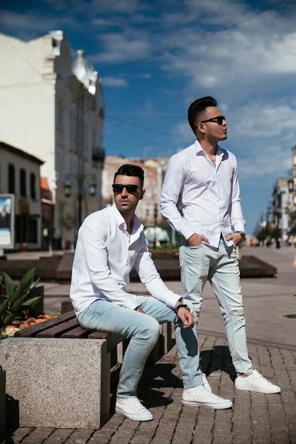 Casal gay asiático está de pé na rua olhando para os pontos turísticos se divertindo juntos Bem vestido de moda dia ensolarado