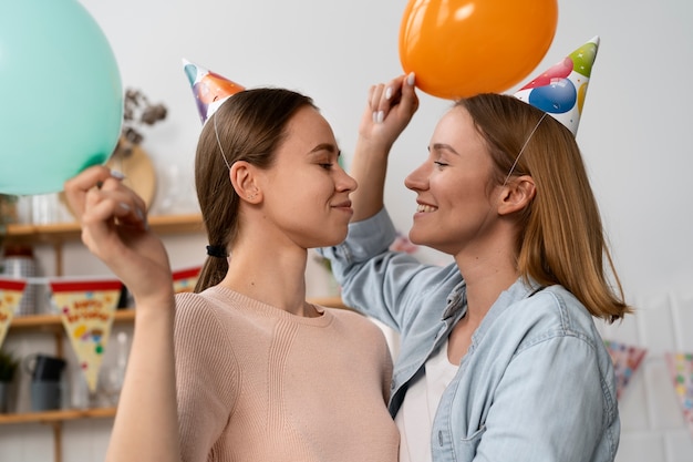 Foto casal gay comemorando aniversário juntos