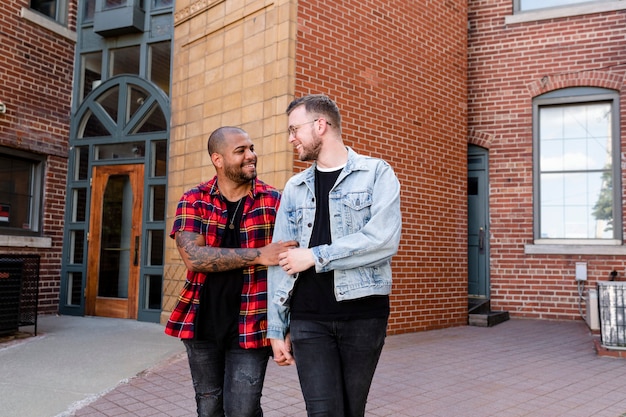 Casal gay feliz andando pela cidade, imagem de estoque de estilo de vida