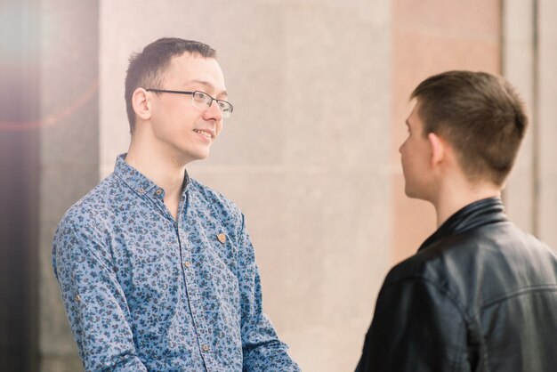 Casal gay fofo na cidade, beijos carinhosos, sorrindo