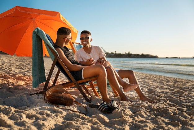 Casal gay masculino na praia