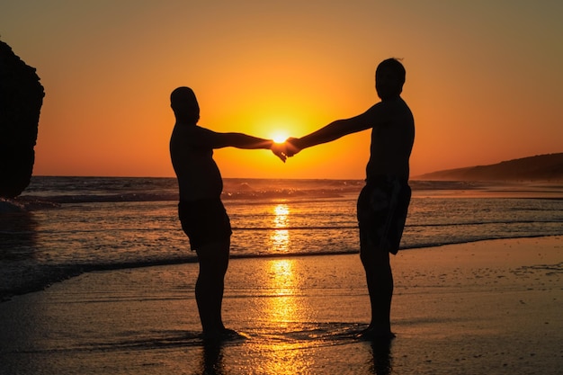 Casal gay posa na praia