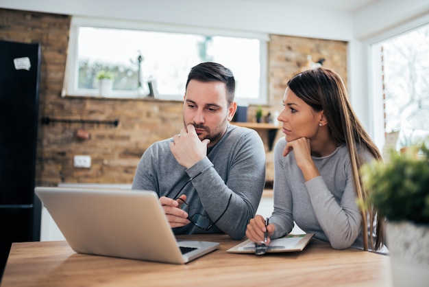 Casal gerenciando finanças.