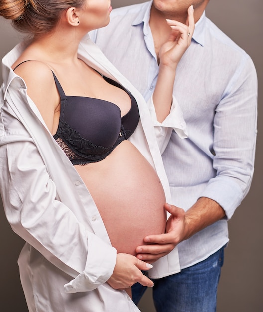 casal grávida em um quadro sem rosto