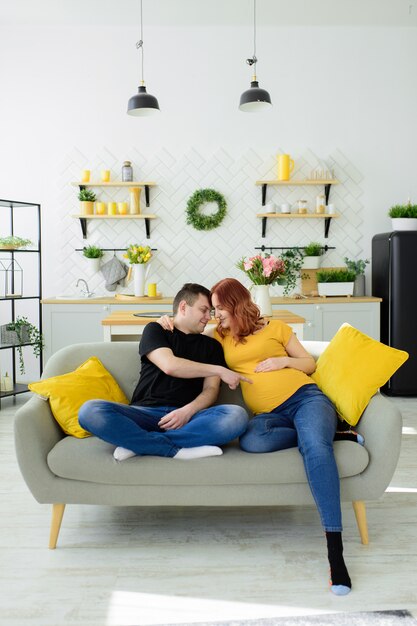 Foto casal grávida se divertir em casa. isolamento voluntário.