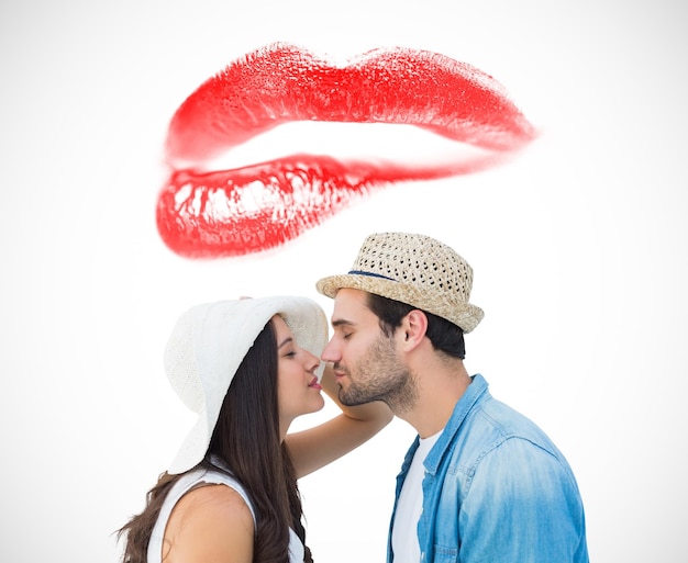 Foto casal hipster feliz prestes a se beijar contra um fundo branco com vinheta