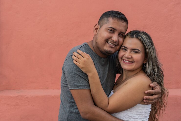 Foto casal hispânico na rua. amor, relacionamento, conceito romântico.