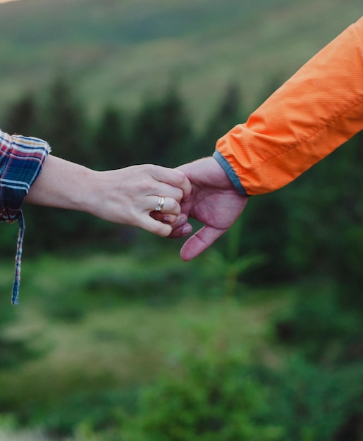 casal homem e mulher de mãos dadas contra o pano de fundo do pôr do sol relacionamento amor