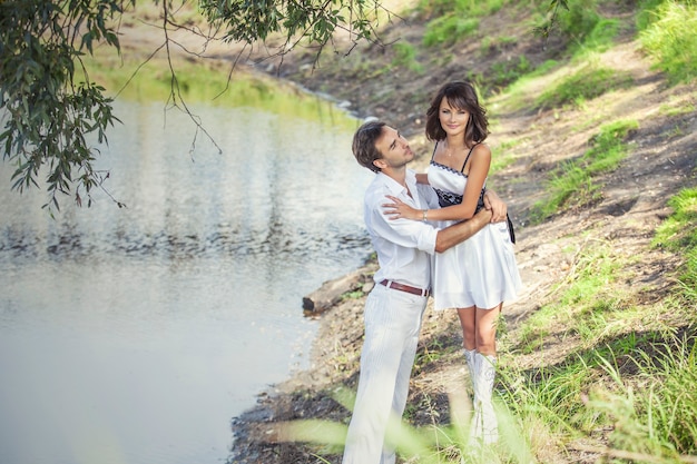 Casal homem e mulher em estilo de casamento feliz na natureza