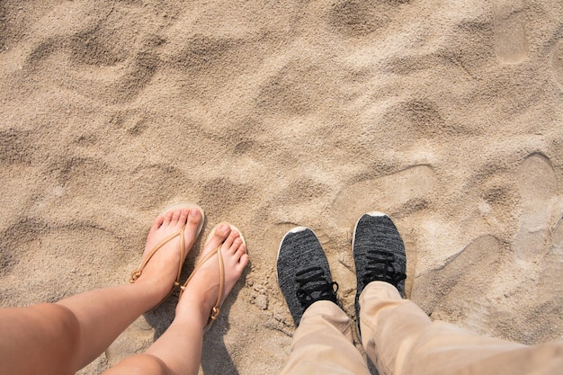 Casal homem e mulher em pé na praia