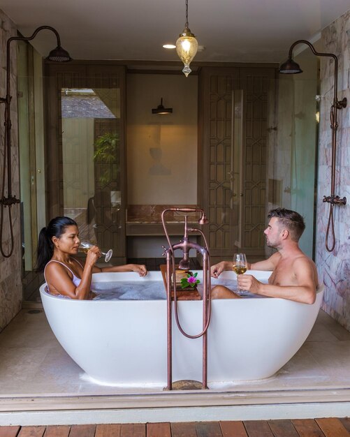 Foto casal homem e mulher na banheira em férias de luxo