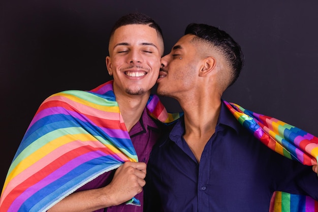 Foto casal homossexual em fundo preto com bandeira lgbt