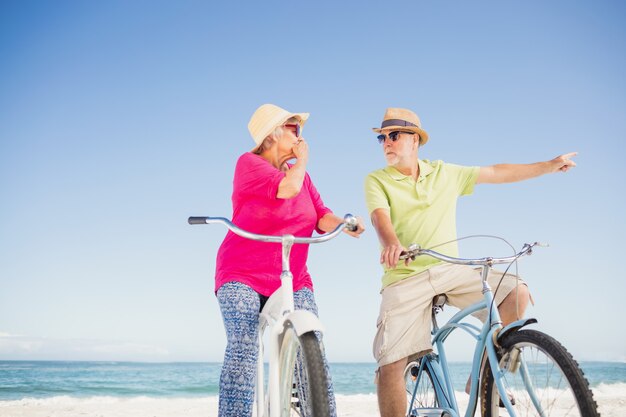 Casal idoso a dar um passeio de bicicleta