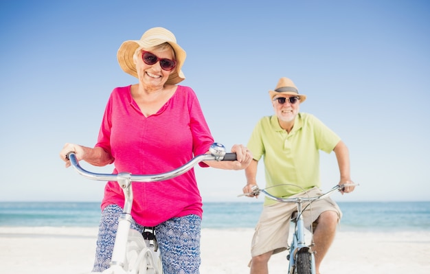 Casal Idoso a dar um passeio de bicicleta