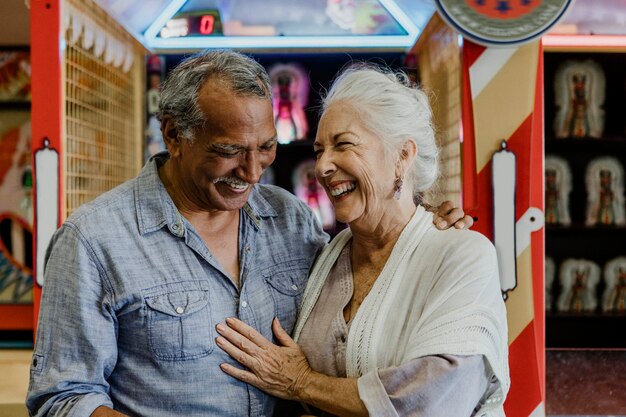 Casal idoso alegre em um fliperama