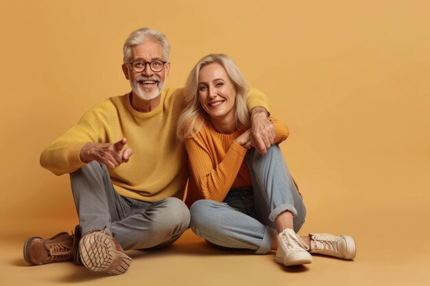 Casal idoso apontando para o espaço de cópia em um cenário casual