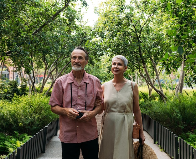 Casal idoso caminhando juntos no parque