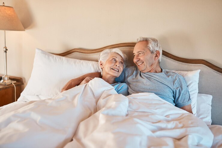Foto casal idoso feliz e cama com aposentadoria calma e descanso pela manhã em um lar de idosos casamento cuidado e amor com sesta juntos no quarto com abraço de abraço e pessoas com compromisso