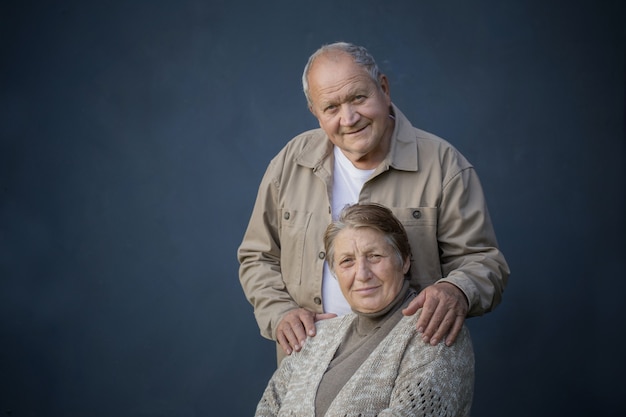 Casal idoso feliz em fundo azul